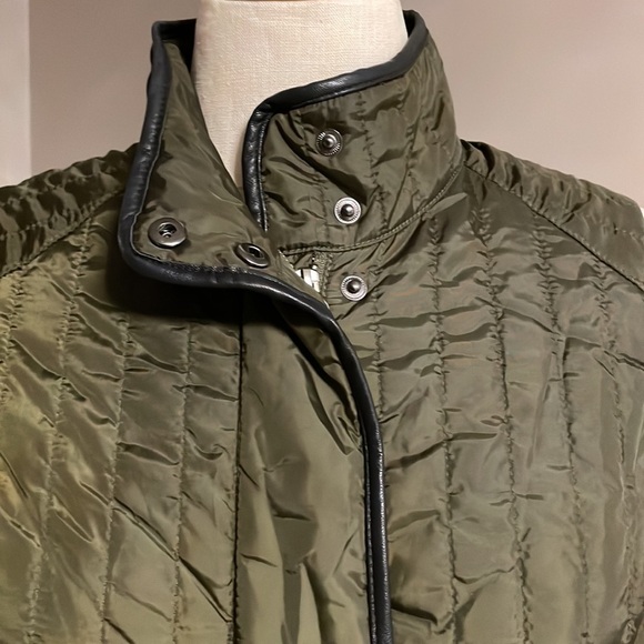 Banana Republic women’s olive soft puffy vest zipped snaps faux leather trim S - Picture 3 of 11